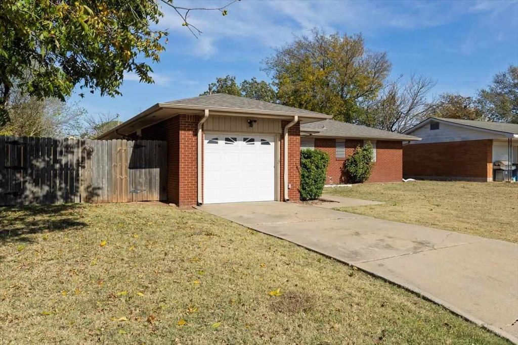 4210 SE Camden Way, Lawotn, OK 73501