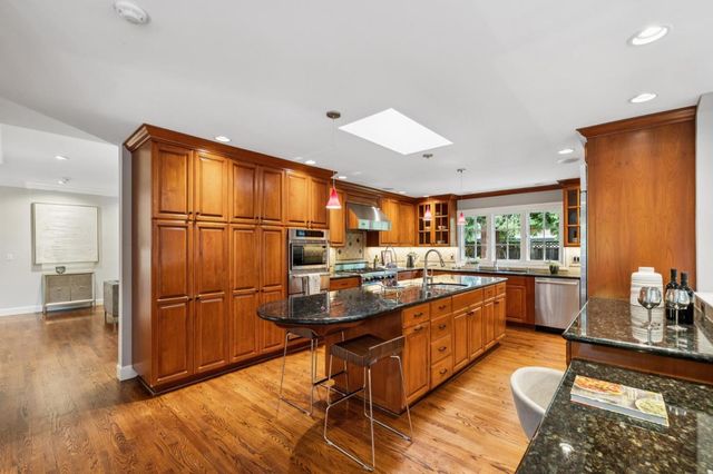 943 Castilleja Court, Los Altos, CA 94024