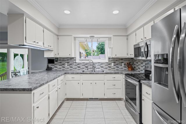 1333 Hidden Oaks Court, Flint Charter Township, MI 48507