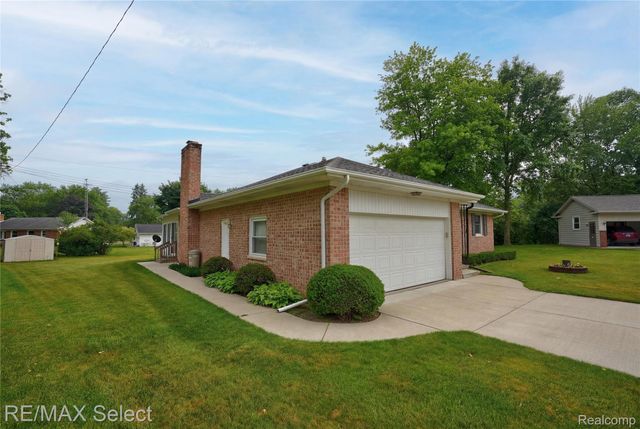 1333 Hidden Oaks Court, Flint Charter Township, MI 48507