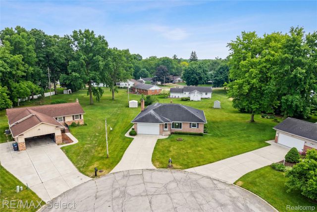 1333 Hidden Oaks Court, Flint Charter Township, MI 48507