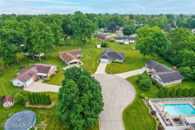 1333 Hidden Oaks Court, Flint Charter Township, MI 48507
