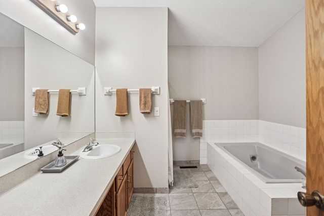 5860 Hodgson Road, Shoreview, MN 55126