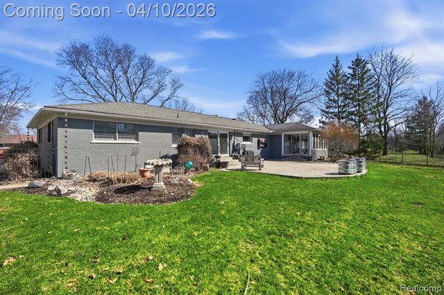 31700 Nixon Street, Beverly Hills, MI 48025