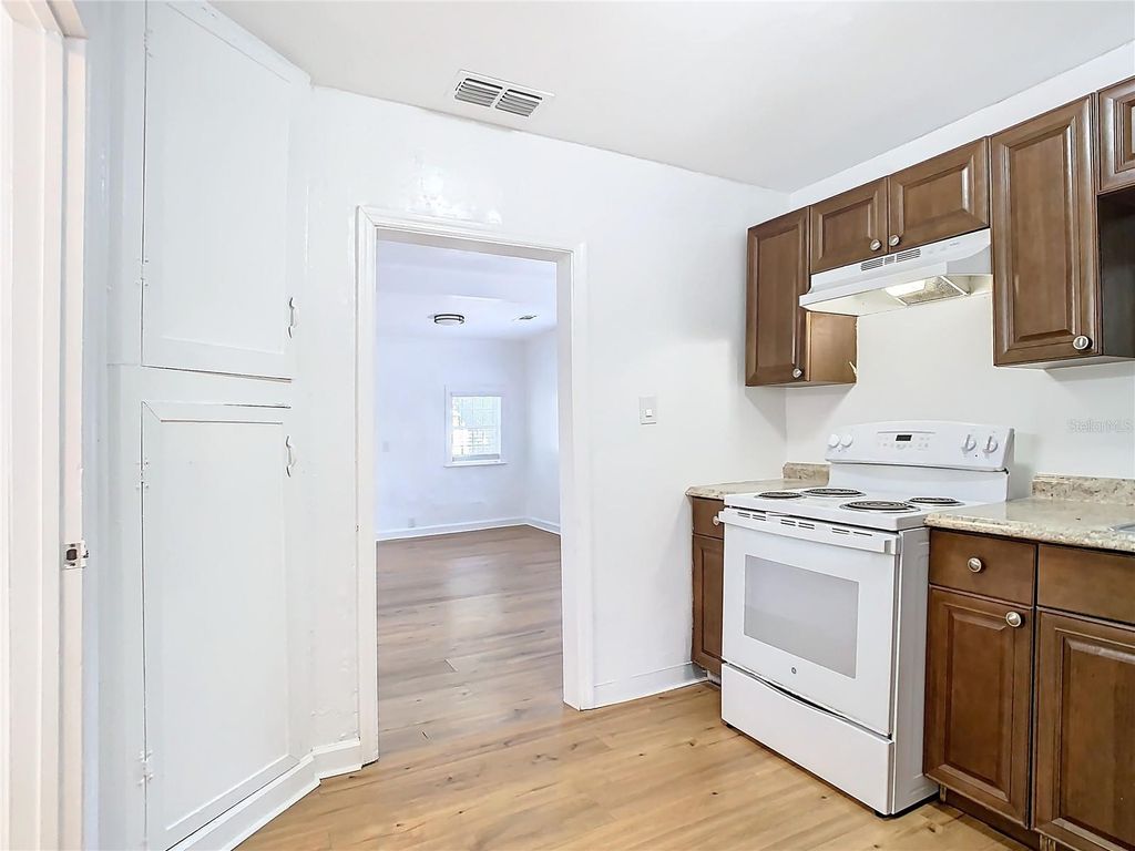 Image 8 of property listing at 914 26TH STREET, Orlando, FL 32805