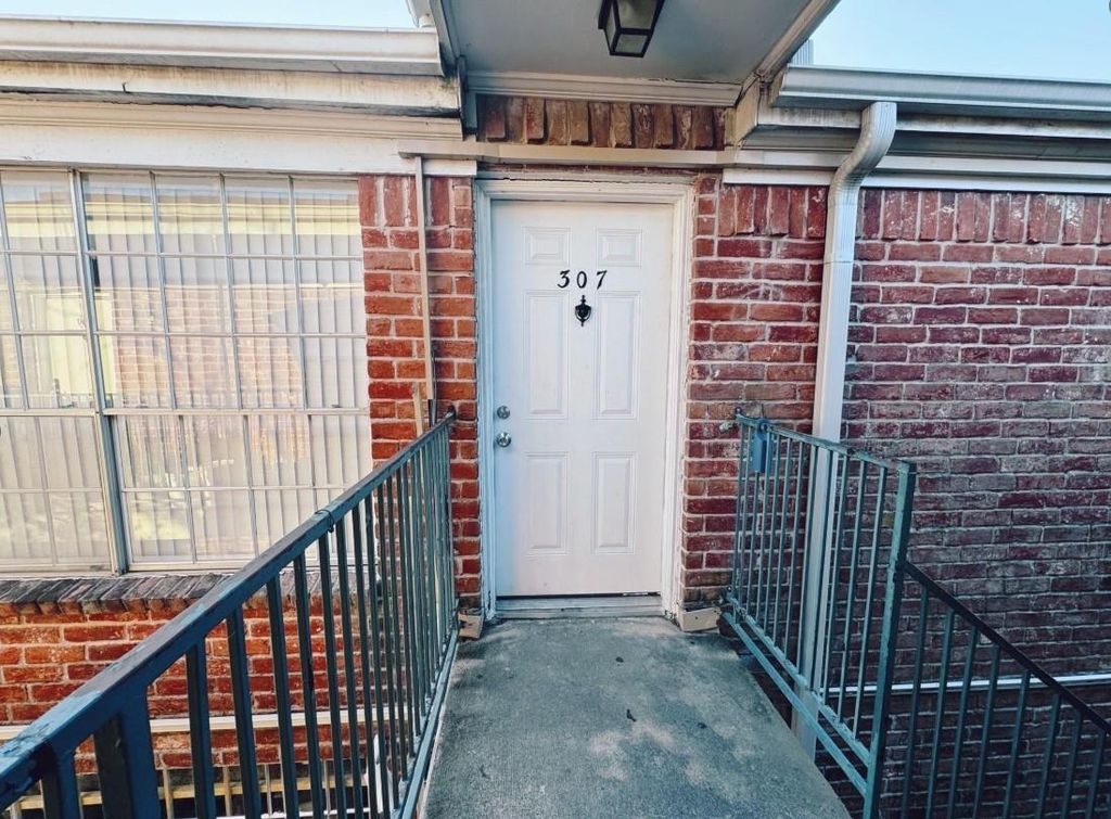 9201 Clarewood Drive 307, Houston, TX 77036