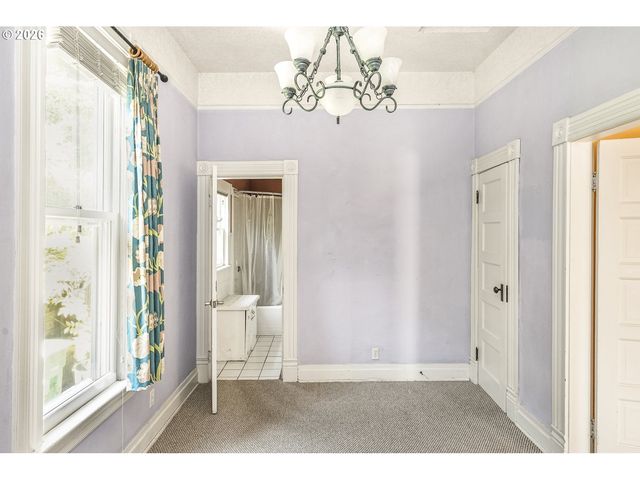 215 Sw Hamilton St, Portland, OR 97239