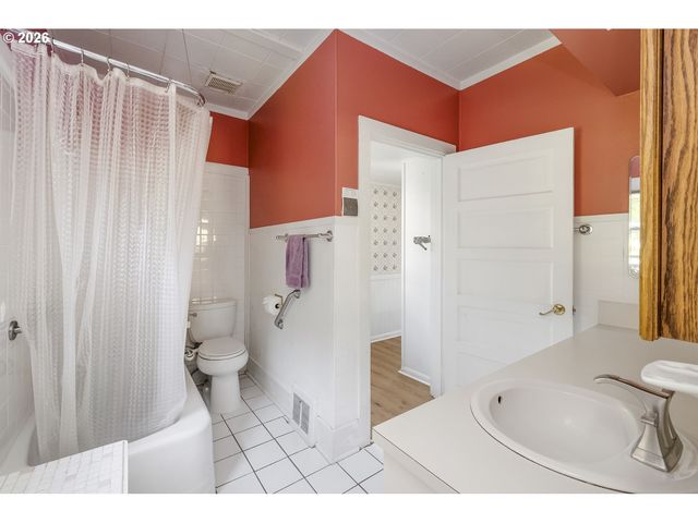 215 Sw Hamilton St, Portland, OR 97239