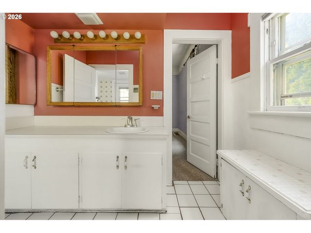 215 Sw Hamilton St, Portland, OR 97239