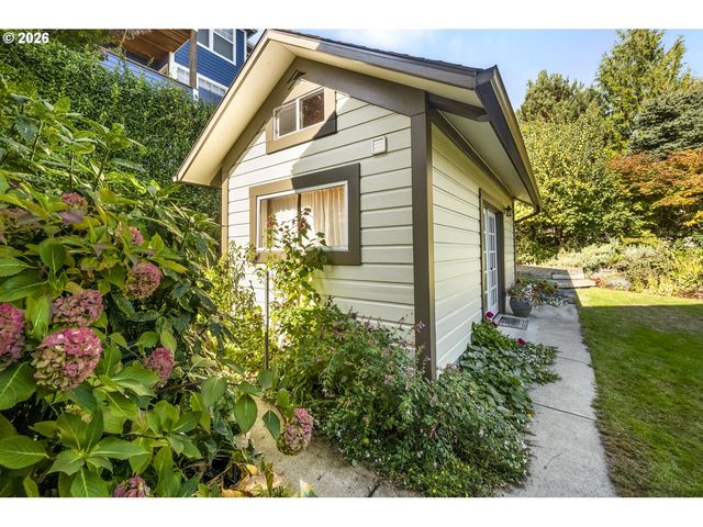 215 Sw Hamilton St, Portland, OR 97239