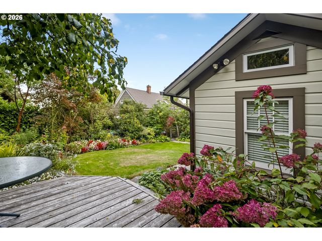 215 Sw Hamilton St, Portland, OR 97239
