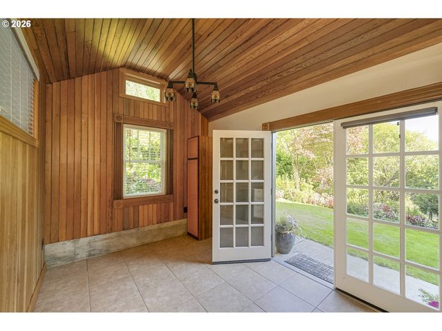 215 Sw Hamilton St, Portland, OR 97239