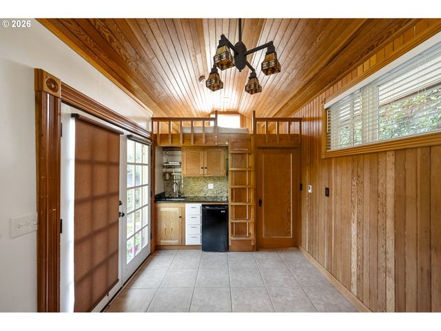 215 Sw Hamilton St, Portland, OR 97239