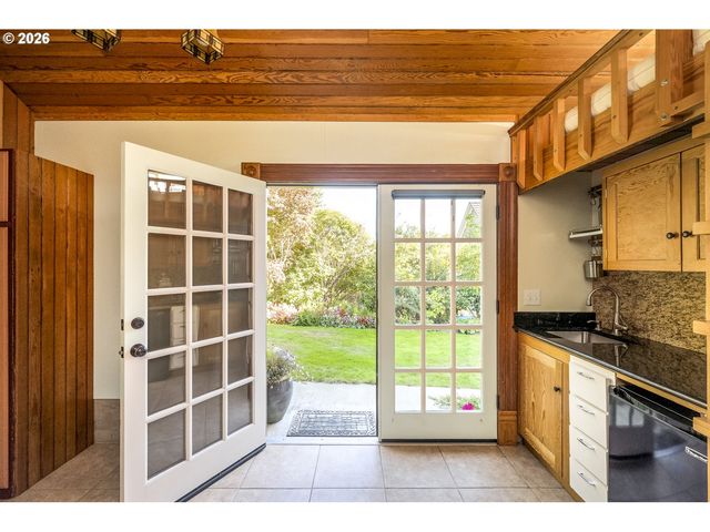 215 Sw Hamilton St, Portland, OR 97239