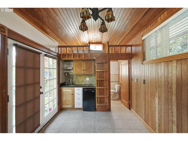 215 Sw Hamilton St, Portland, OR 97239