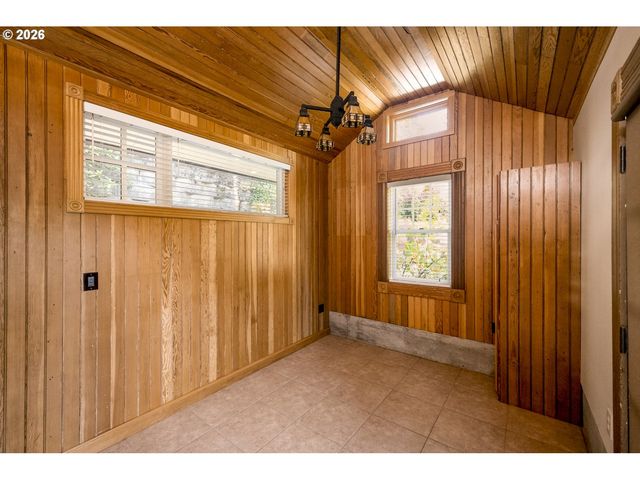 215 Sw Hamilton St, Portland, OR 97239