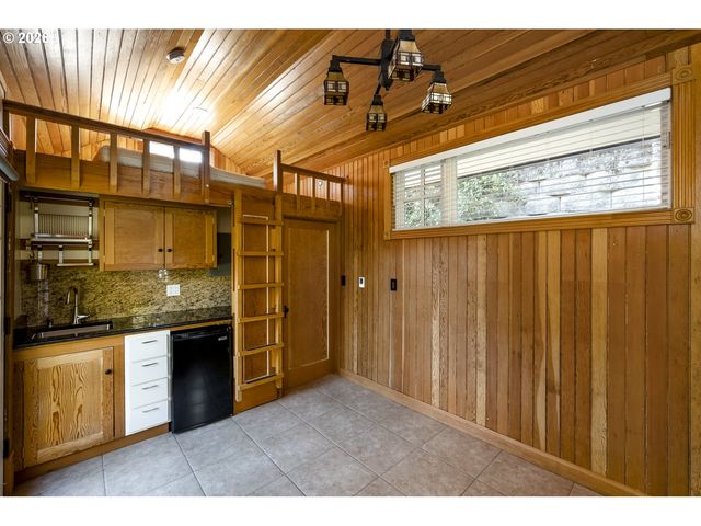 215 Sw Hamilton St, Portland, OR 97239