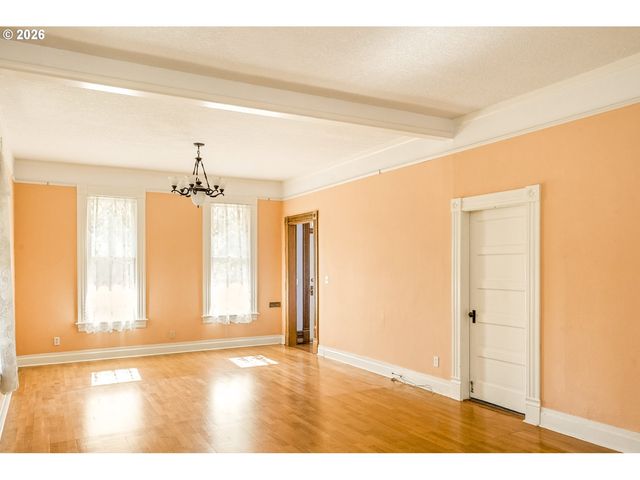 215 Sw Hamilton St, Portland, OR 97239