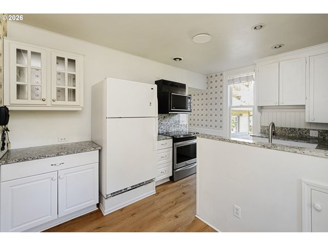 215 Sw Hamilton St, Portland, OR 97239