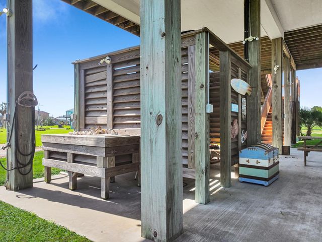 938 S Sage Road, Crystal Beach, TX 77650