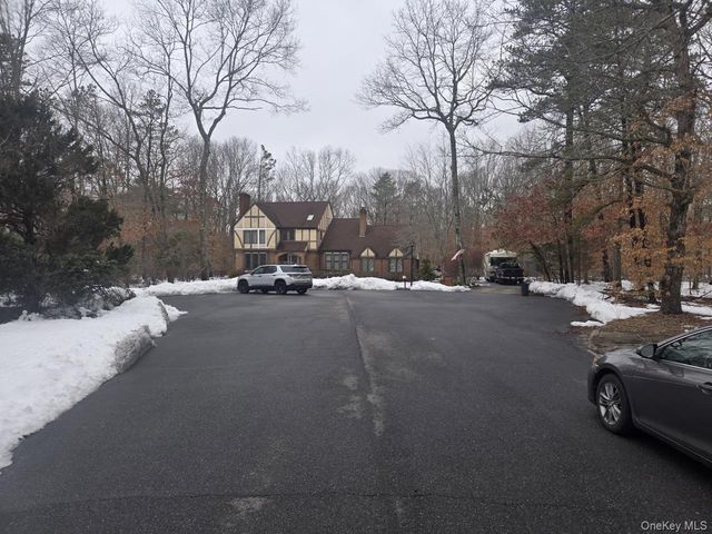 9 Haney Court, Manorville, NY 11949