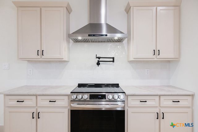 156 Essence Drive, Victoria, TX 77904