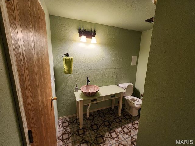 670 Lone Pine Street, Houston, MO 65483