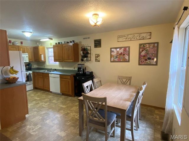 670 Lone Pine Street, Houston, MO 65483