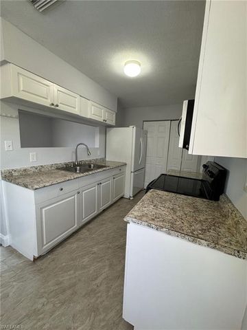 25 Apache ST, Lehigh Acres, FL 33936