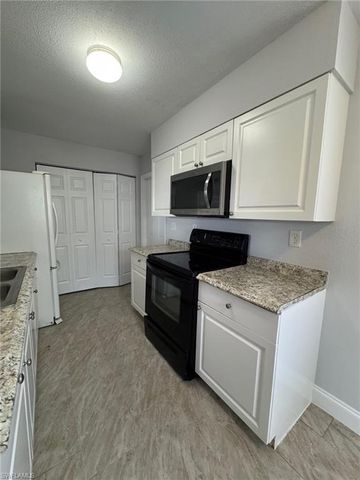 25 Apache ST, Lehigh Acres, FL 33936