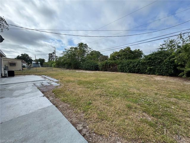 25 Apache ST, Lehigh Acres, FL 33936