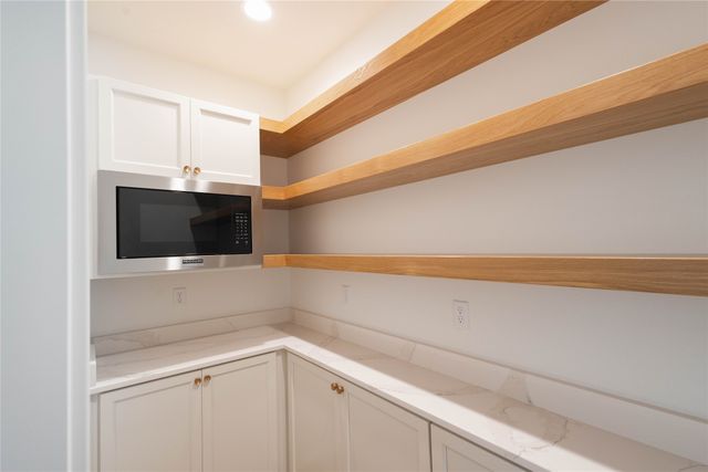 18109 Tanglewood Drive, Clive, IA 50325