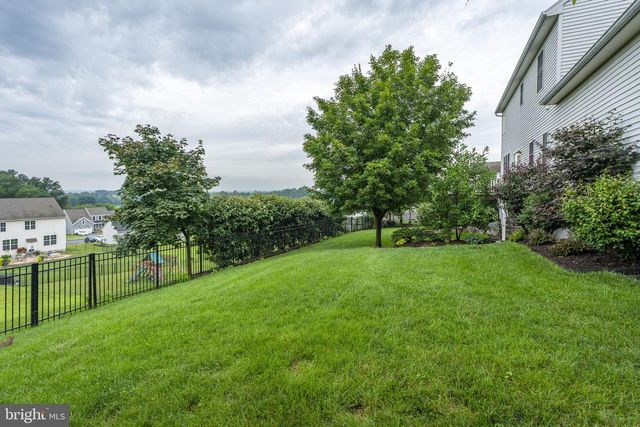 4 SURREY DR, Stevens, PA 17578