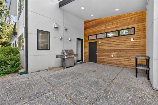 4061 Thornoaks Drive, Ann Arbor, MI 48104