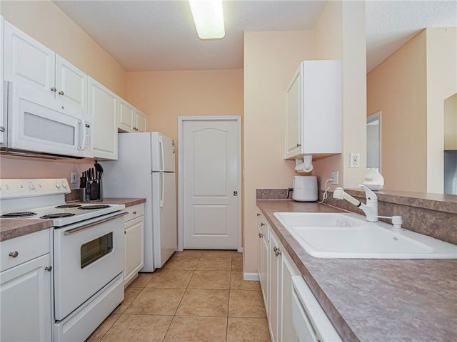 5020 Fairways Circle J208, Vero Beach, FL 32967