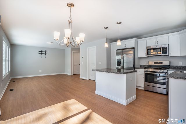 24 Hendricks Lane, Simsbury, CT 06070