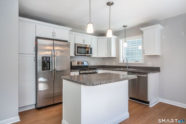 24 Hendricks Lane, Simsbury, CT 06070