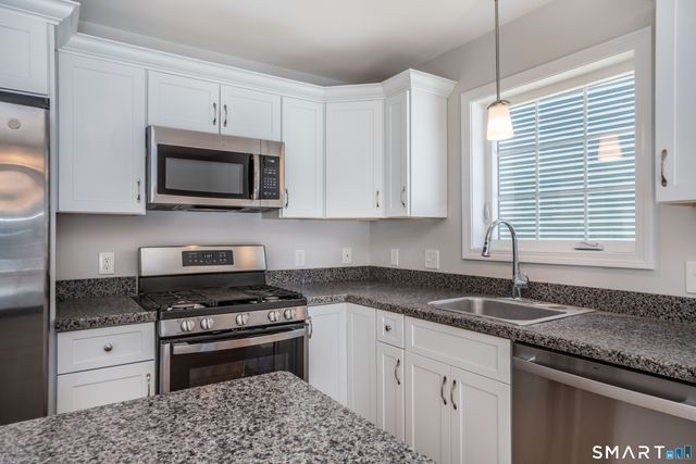 24 Hendricks Lane, Simsbury, CT 06070