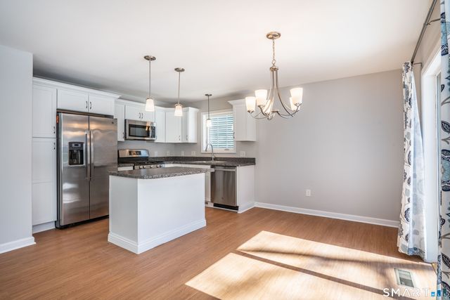 24 Hendricks Lane, Simsbury, CT 06070