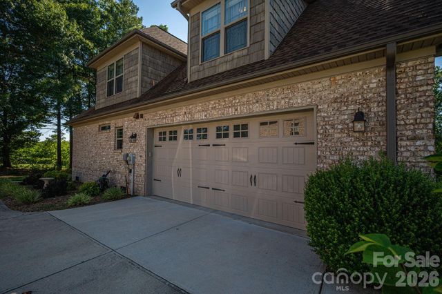 708 Players Ridge Road, Hickory, NC 28601