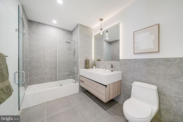 2905 NEWARK ST NW, Washington, DC 20008