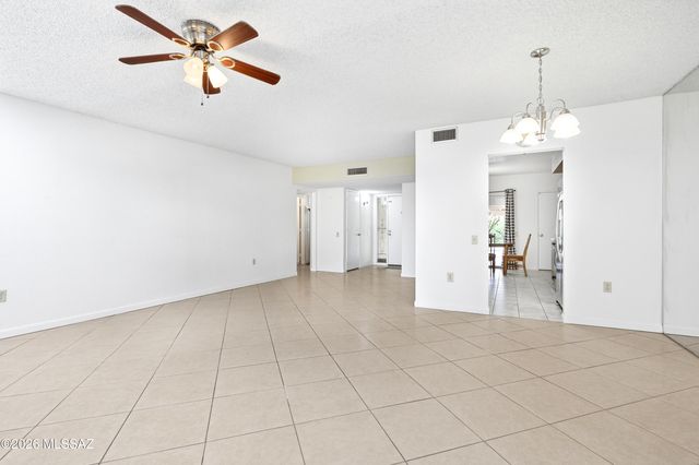 201 N Calle Del Lago, Green Valley, AZ 85614