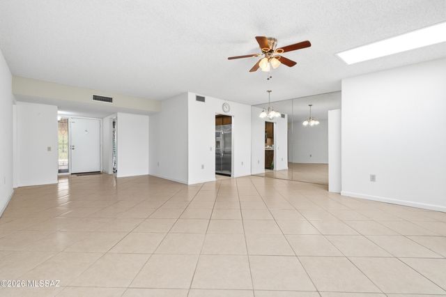 201 N Calle Del Lago, Green Valley, AZ 85614