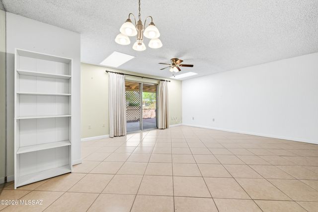201 N Calle Del Lago, Green Valley, AZ 85614