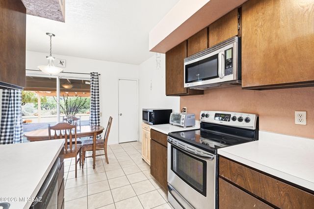 201 N Calle Del Lago, Green Valley, AZ 85614