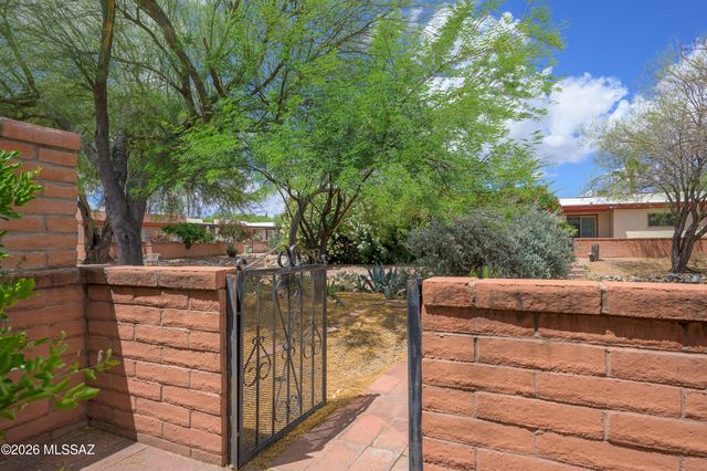 201 N Calle Del Lago, Green Valley, AZ 85614