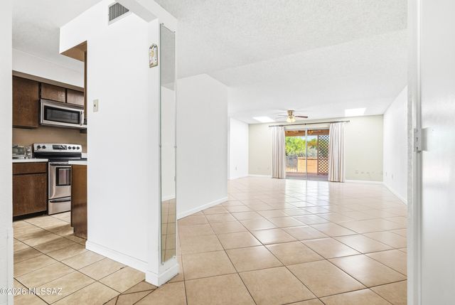 201 N Calle Del Lago, Green Valley, AZ 85614