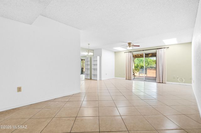 201 N Calle Del Lago, Green Valley, AZ 85614