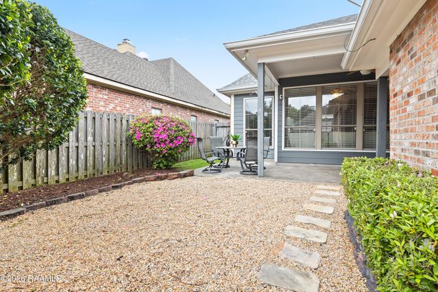 102 Lighthouse Point Circle, Youngsville, LA 70592