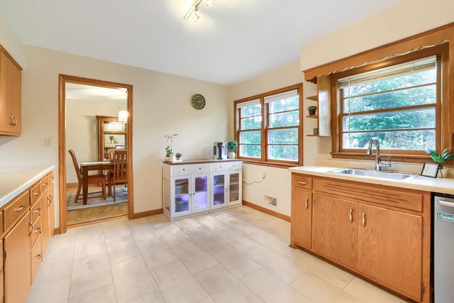 747 Grandview Avenue W, Roseville, MN 55113